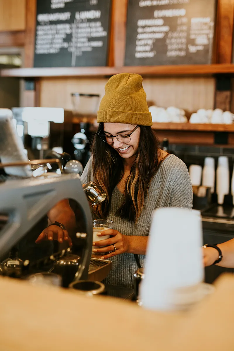 Theke Barista beim Kaffee machen